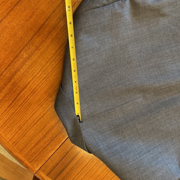 Samuelsohn blazer in superb condition in 44R. It is grey with blue undertone - Picture 6 of 16